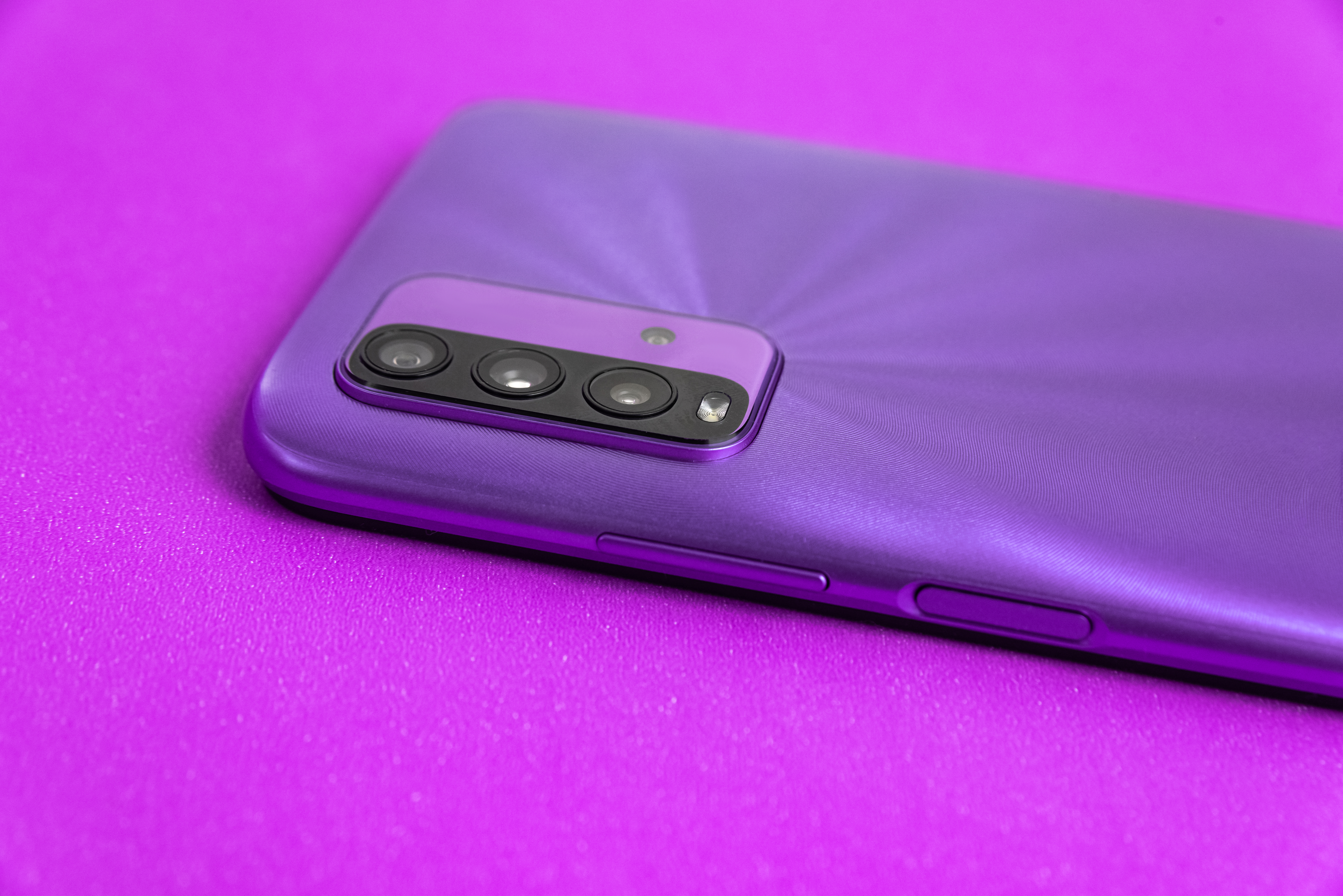 Image téléphone android violet de dos coupé sur fond violet